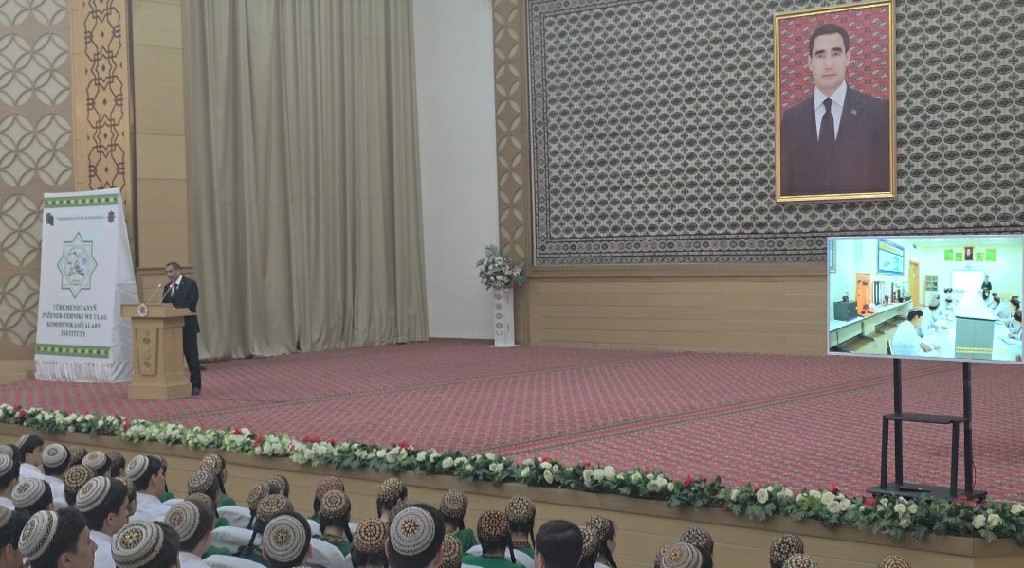 Türkmenistanyň Inžener-tehniki we ulag kommunikasiýalary institutynda  “Açyk gapylar” güni geçirildi